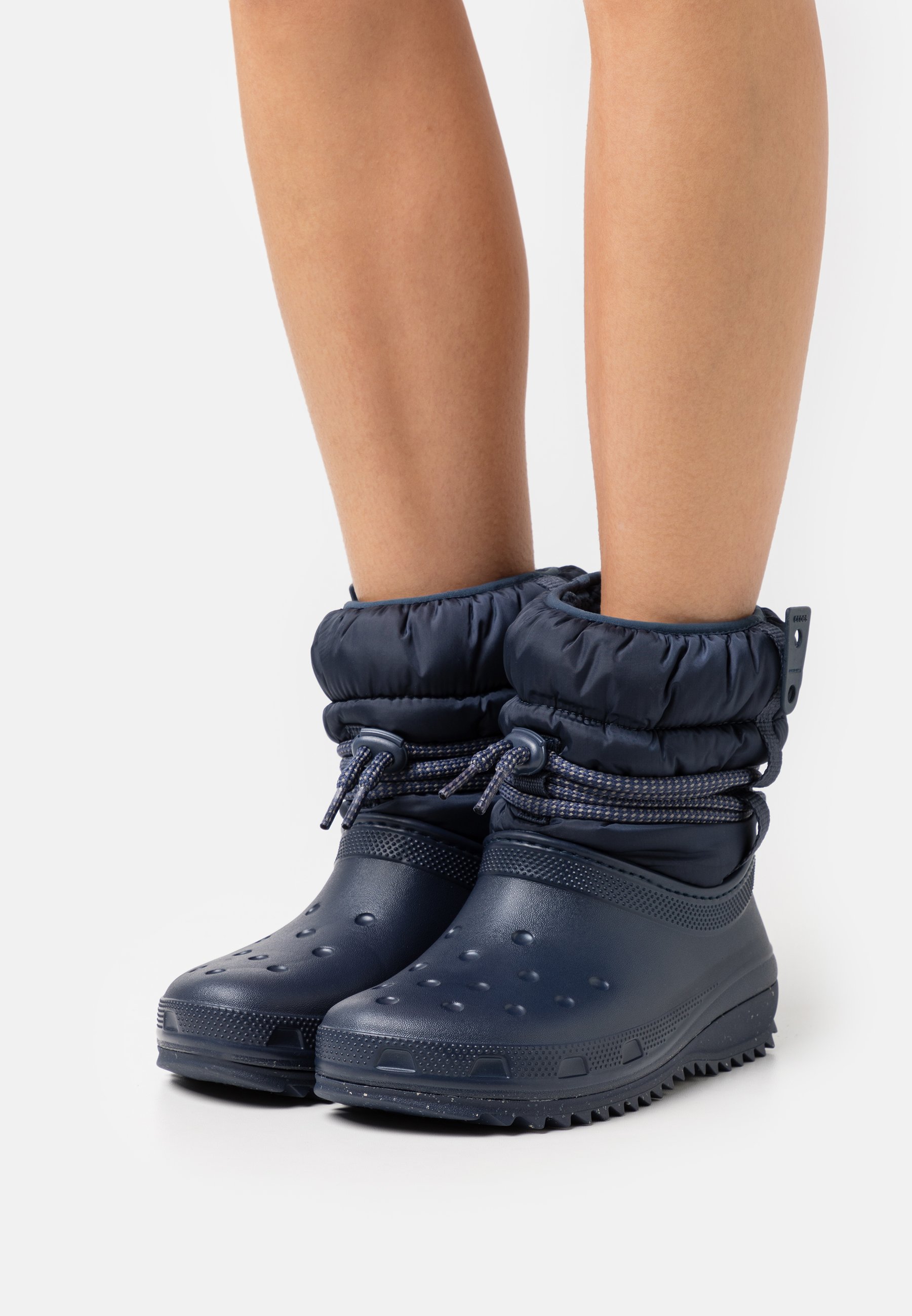 Bottes De Neige Femme De Luxe Crocs CLASSIC NEO PUFF LUXE - Bottes de neige - navy/bleu - ZALANDO.FR