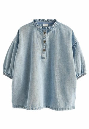 Haut en denim bleu clair avec un col à volants, des manches courtes bouffantes et une patte de boutonnage à trois boutons, présentant une coupe lâche et décontractée.