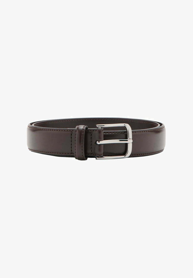 Ceinture en cuir marron foncé avec boucle en métal argenté, roulée et posée à plat sur un fond blanc.