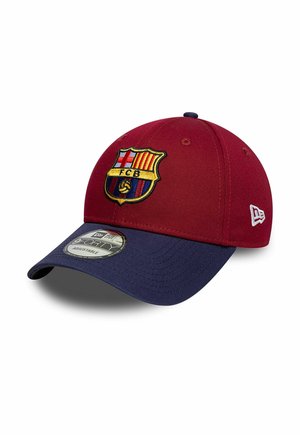 Cappellino da baseball bicolore con corona bordeaux, visiera blu navy e logo FC Barcelona ricamato sul davanti.