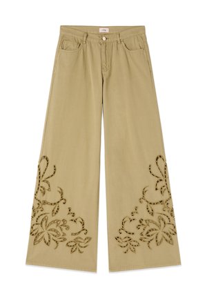 Pantalon beige à jambes larges avec broderie florale découpée près de l'ourlet, bouton à l'avant, fermeture éclair et passants de ceinture.