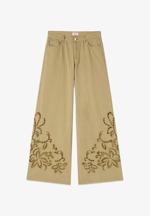 Pantalon beige à jambes larges avec broderie florale découpée près de l'ourlet, bouton à l'avant, fermeture éclair et passants de ceinture.