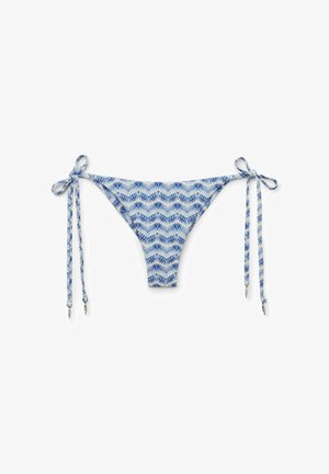 Blau-weiß gemusterter Bikinihose mit seitlichen Bändern, die kleine silberne Anhänger an den Enden haben, flach auf einem weißen Hintergrund liegend.