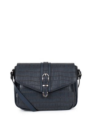 Sac bandoulière bleu foncé avec texture crocodile, fermeture à rabat et détail boucle argentée, sur fond blanc.