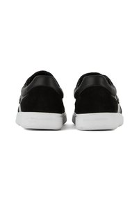 Mustad nubuk- ja nahksneakerid valge kummist tallaga. Omavad polsterdatud krae ja logo detaili kandmisel. Klassikaline disain.