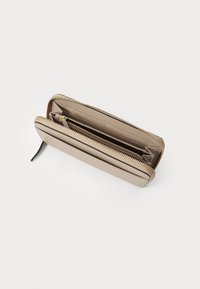 Portafoglio con zip in beige metallico, dotato di diversi slot per carte e un ampio scomparto, con texture liscia e zip dorata.