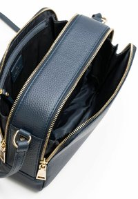 Borsa a tracolla in pelle blu navy con superficie texturizzata, cerniere dorate e un ampio interno, dotata di due scomparti e una tracolla removibile.