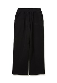 Pantalones de chándal negros de pierna ancha con cinturilla elástica y bolsillos laterales, con un sutil detalle de texto en el muslo superior izquierdo.