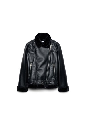 Giacca da motociclista in pelle nera con colletto e polsini in pelliccia nera, cerniera diagonale, due tasche con zip e vita con cintura.