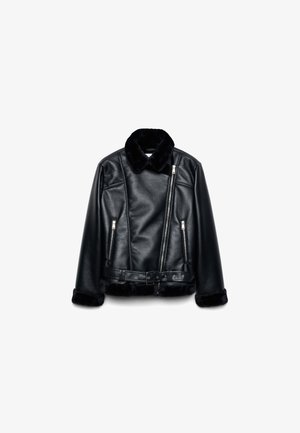 Giacca da motociclista in pelle nera con colletto e polsini in pelliccia nera, cerniera diagonale, due tasche con zip e vita con cintura.
