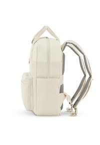 Sac à dos beige clair en tissu, équipé de bretelles rembourrées, d'une poche latérale et d'une fermeture zippée. Accents texturés sur les bretelles.