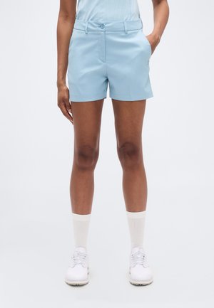 Pantaloni scurți albastru deschis, croiți, confecționați dintr-un material neted, cu buzunare frontale, închidere cu nasturi și tiv pliat.