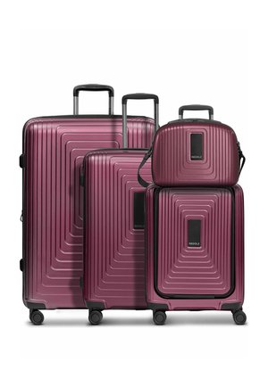 Juego de cuatro maletas rígidas metálicas moradas a juego con asas telescópicas y ruedas giratorias, incluida una pequeña bolsa de viaje.