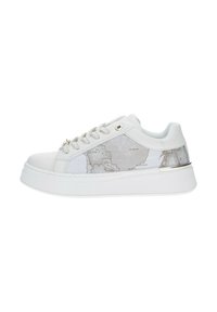 Sneaker bianche con tomaia in pelle liscia, pannello laterale grigio chiaro testurizzato con un design di mappa e una spessa suola piattaforma bianca.
