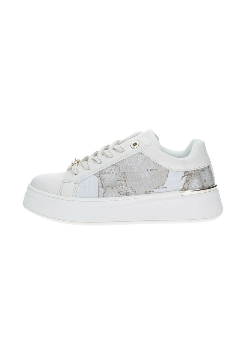 Sneaker bianche con tomaia in pelle liscia, pannello laterale grigio chiaro testurizzato con un design di mappa e una spessa suola piattaforma bianca.