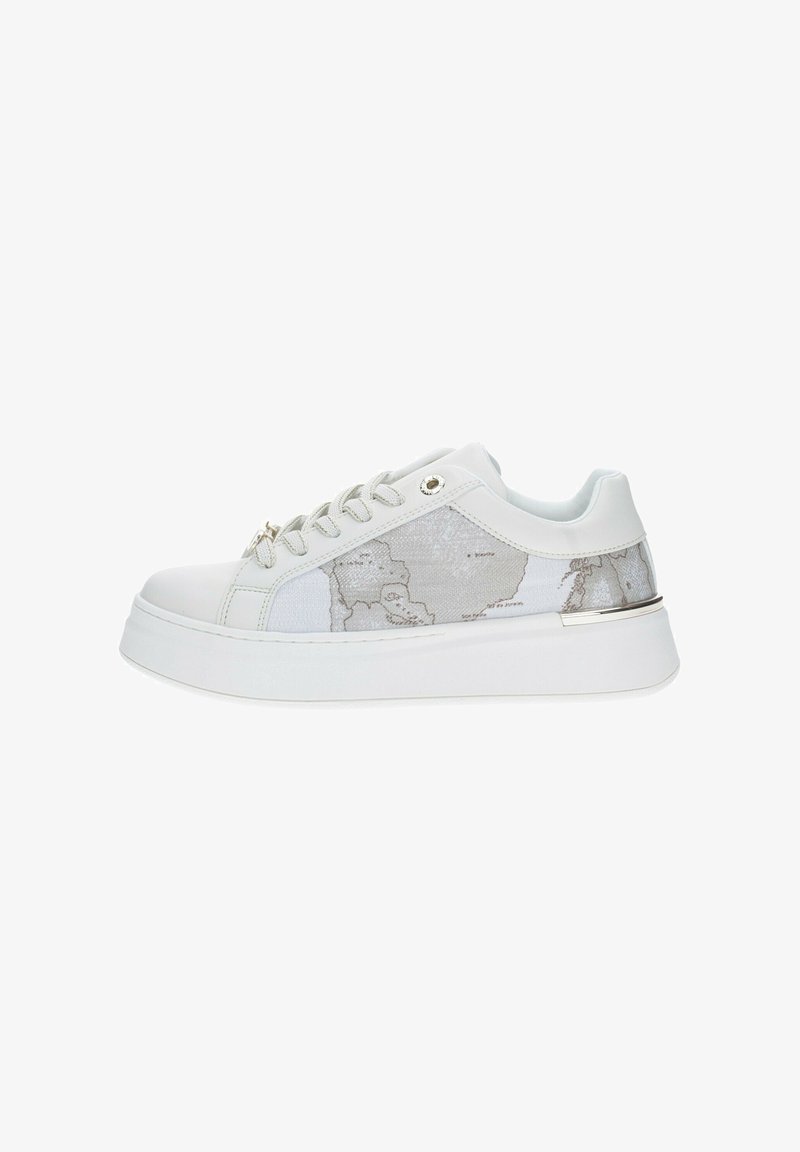 Zapatillas blancas con un upper de cuero liso, panel lateral texturizado en gris claro con un diseño de mapa y una gruesa suela plataforma blanca.