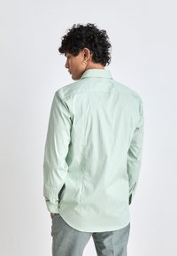 HUGO KENNO - Dalykiniai marškiniai - light/pastel green