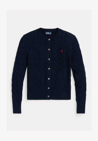 Mørkeblå kabelstrikket cardigan med rund hals, seks knapper og ribbestrikkede mansjetter og kant nederst. Har en liten rød logo på brystet.