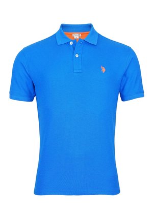 Blaues Poloshirt aus Baumwolle, mit klassischem Kragen, Drei-Knopf-Leiste und orangefarbenem Innenkragen, sowie einem kleinen Logo auf der Brust.