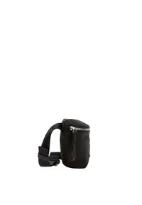 Zwarte nylon schoudertas met een ritsopening aan de bovenkant, verstelbare schouderband en een slanke cylindrische vorm met een gladde textuur.