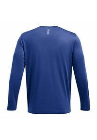 Camisa de manga larga en azul sólido, con tejido texturizado, que presenta un patrón acanalado y un pequeño detalle vertical en el escote trasero.