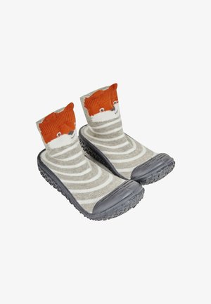 Struktuursed hallid sokid, millel on rebane disain oranžide aktsentidega, koos halli kummitaldaga ja valgete triipudega mustriga.