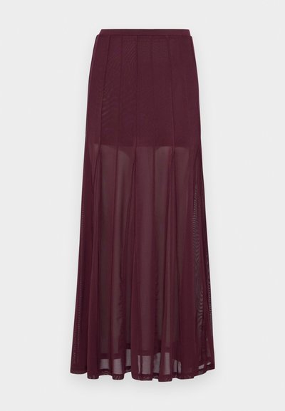 Burgundi läpinäkyvä maksihame, jossa on pleatattu muotoilu, pehmeä ja laskostettu rakenne sekä sileä vyötäröosa, joka ulottuu täyspitkään helmaan.