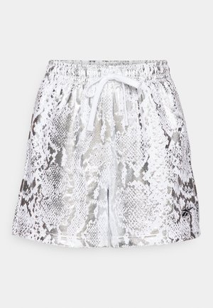 Metallic sølvshorts med et hvidt og sølvfarvet slangehudsmønster, der har et elastisk waistband og en hvid snor.
