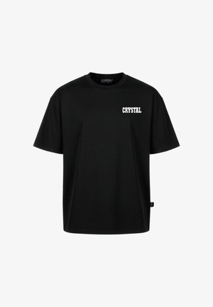 T-shirt nera a manica corta con scritta bianca "CRYSTAL" sul petto in alto a sinistra, scollo rotondo e una piccola etichetta con logo sulla cucitura laterale.