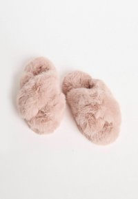 Rosa fuskpäls tofflor med korsbanddesign, med en mjuk, fluffig textur och rundad form. Platta sulor för användning inomhus.