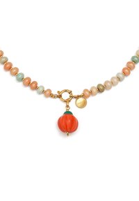 Collar de cuentas con piedras en tonos pastel, un cierre en tono dorado y un charm de calabaza de cerámica naranja con acentos verdes.