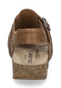 Brązowe skórzane sandały z korkową podeszwą, regulowanym paskiem, teksturowaną powierzchnią i szczegółowym nadrukiem na wkładce.