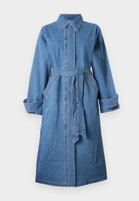 Trench coat in denim di colore azzurro. Presenta un colletto, maniche lunghe, una cintura in vita e due tasche frontali.