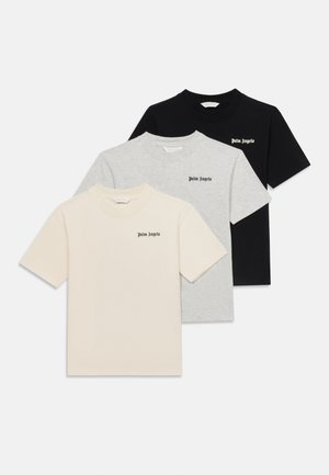 Drie opgevouwen T-shirts met korte mouwen en een ronde hals, in beige, lichtgrijs en zwart, elk met de tekst "Palm Angels" op de linkerborst.