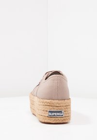 Ljusbruna canvasplattformssneakers med flätad jutesula, har en vadderad häl och en liten logotag på sidan.