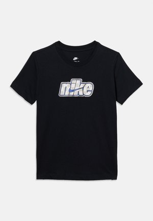 Fekete rövid ujjú környakú póló, középen az ezüst és fehér Nike logóval a mellkason.