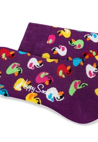 Multifarvede ankelstrømper med en lilla baggrund, der har æble-mønstre i pink, gul, grøn og blå. "Happy Socks" logo i hvid.