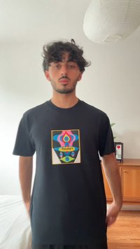 Mαύρη μπλούζα t-shirt με πολύχρωμο γραφικό σχέδιο που περιλαμβάνει μπλε, ροζ και πράσινα σχήματα σε λευκό φόντο. Μικρά μανίκια, άνετη εφαρμογή.