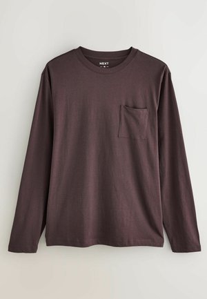 Bordeauxkleurig T-shirt met lange mouwen, gemaakt van katoen, voorzien van een ronde hals en een borstzakje. Zachte textuur met een ontspannen pasvorm.