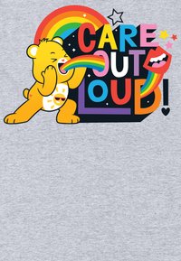 Personaje de oso amarillo con un arcoíris saliendo de su boca, rodeado de un texto audaz y colorido que dice "¡CUIDA EN VOZ ALTA!" sobre un fondo gris claro.