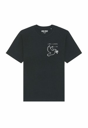 Sort T-shirt med korte ærmer lavet af bomuld, med rund halsudskæring. Har en hvid grafisk dyreillustration af en due, der holder en gren, og teksten "LIBRE COMME L'AIR."
