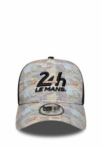 Casquette de baseball avec un tissu à motifs comportant plusieurs images de voitures ; logo brodé "24h LE MANS" noir à l'avant ; taille adjustable.