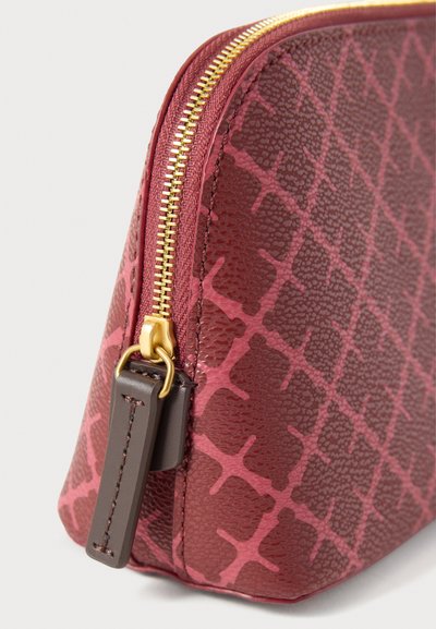 Punase tekstuuriga nahast kott, millel on ruutvõrk-muster, kuldsed tõmblukud ja pruun nahast detail. Külgvaade rõhutab kuju ja disaini.