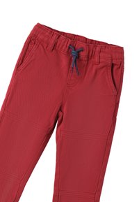 Rode stretchbroek met een elastische tailleband en blauwe trekkoord, voorzien van twee voorkruiszakken en een textuurstof met naden.