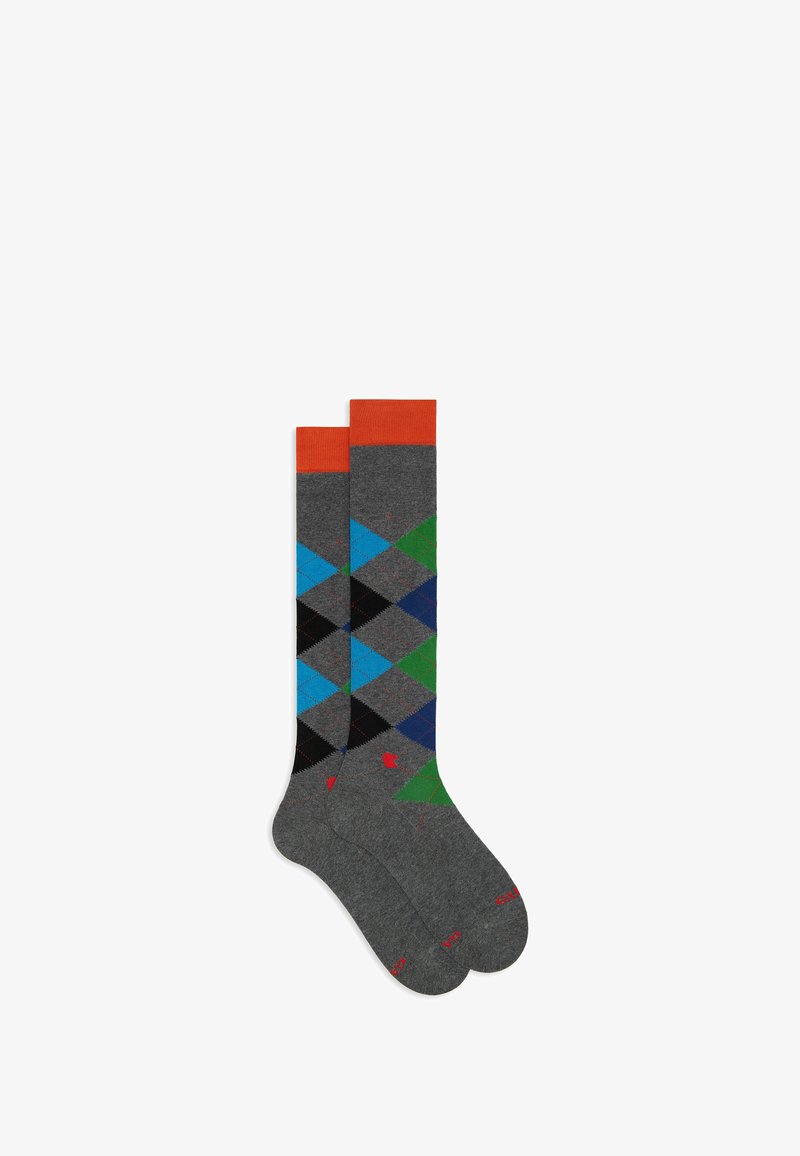 Graue Argyle-Socken zeigen ein Muster aus blauen, grünen, schwarzen und marineblauen Rauten, ergänzt durch einen leuchtend orangefarbenen Bund und rote Akzente.