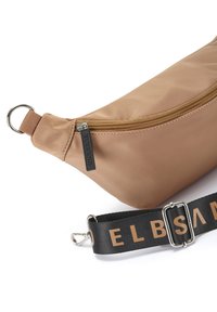 Braune Nylon-Crossbody-Tasche mit einem goldenen Reißverschluss, ausgestattet mit einem schwarzen Tragegurt mit beigem Aufdruck. Beinhaltet einen runden Metallring.