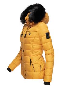 Geel pufferjack met een bontgevoerd capuchon, ritszakken en zwarte accenten. Heeft een vergrootpatroon en geribde manchetten.
