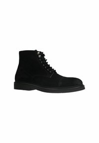 Zwarte suède veterschoenen tot de enkels met een ronde neus, gewatteerde kraag en een gestructureerde zool. Voorzien van metalen oogjes en contrasterende stiksels.