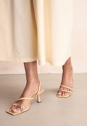 REGULAR FIT - TOE LOOP - Sandalai - buttermilk yellow