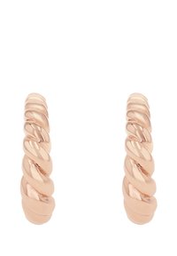 Pendientes de aro en oro rosa con un diseño retorcido. Textura suave y brillante con bordes redondeados y grosor uniforme.